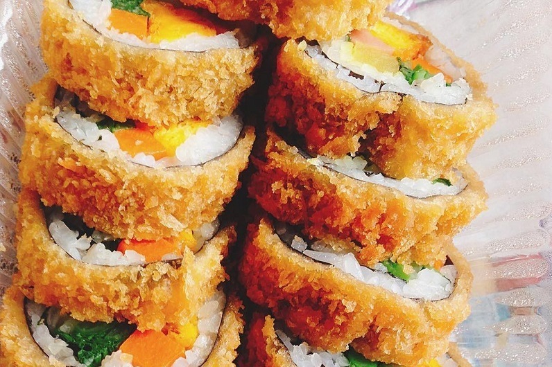 Cơm cuộn rong biển chiên giòn