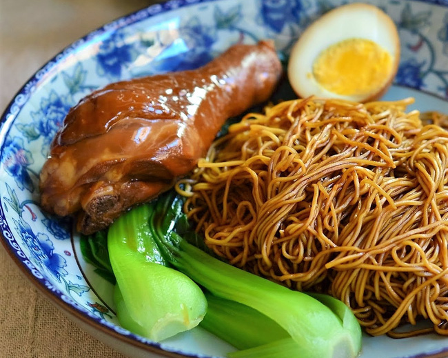 Mì gà khô sốt xì dầu